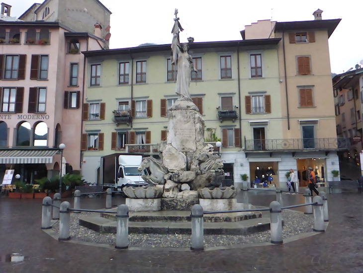 Bergamo praça em Lovere © Viaje Comigo