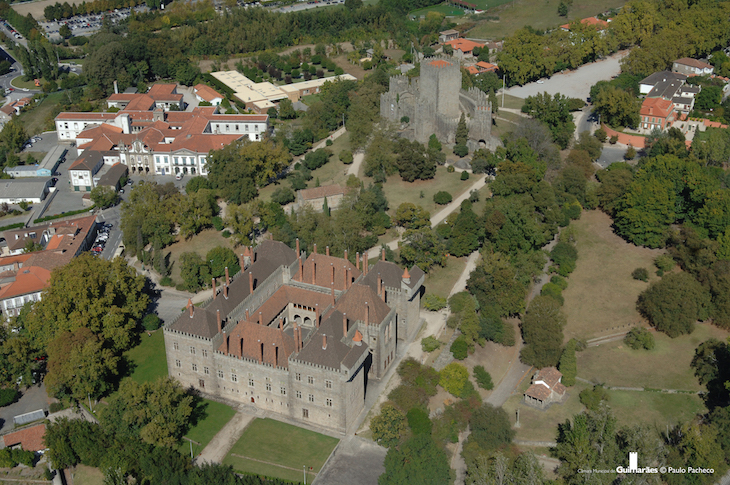 Foto aérea do Monte Latito: castelo de Guimarães, Capela de S. Miguel e Paço dos Duques de Bragança © Guimarães Turismo