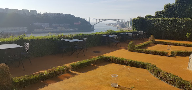 Jardin e esplanada Restaurante Antiqvvm, Porto © Viaje Comigo