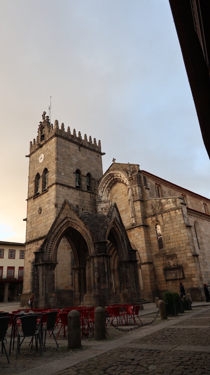 Igreja de Nossa Senhora da Oliveira e Padrão do Salado, Guimarães - Portugal © Viaje Comigo