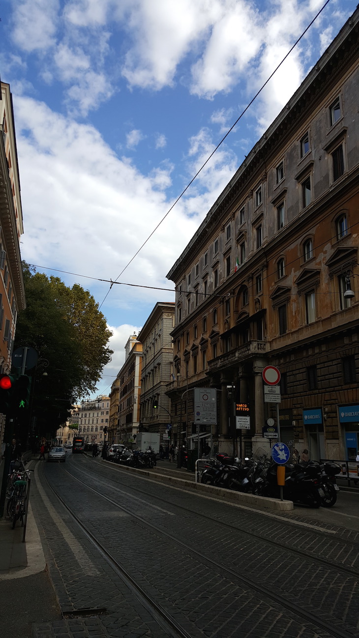 Rua de Roma com linha de tram © Viaje Comigo