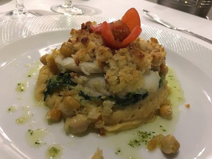 Bacalhau com puré de grão e grelos no Restaurante da Pousada Condeixa Coimbra © Viaje Comigo