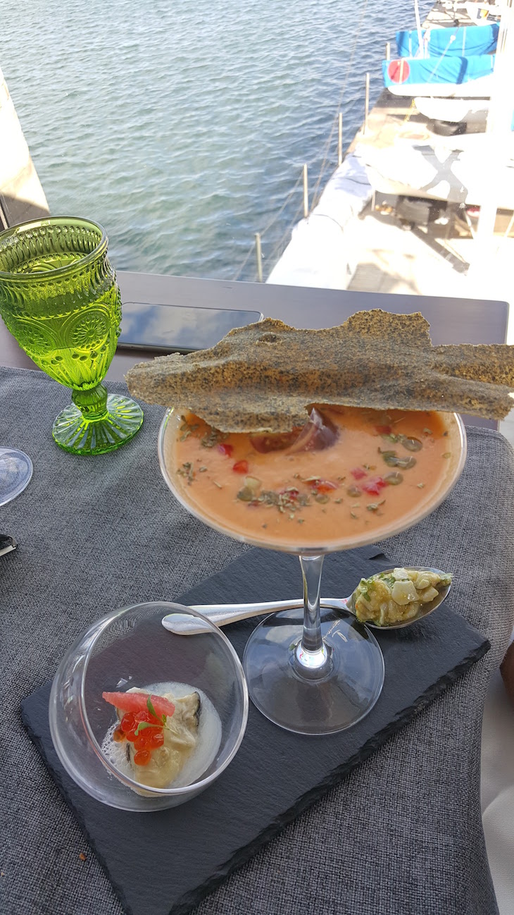 Gaspacho, Ceviche de robalo (na colher) e ostra com ovas de salmão no Restaurante Maria Pia, Cascais © Viaje Comigo