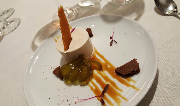 Figo caramelizado em Parfait com sablé de chocolate, nougat de amêndoa e toffee cream Bastardo © Viaje Comigo