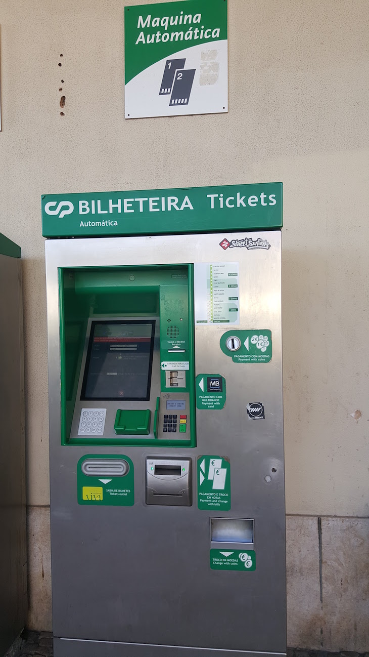 Máquina para comprar bilhetes - Comboio da Linha de Cascais © Viaje Comigo
