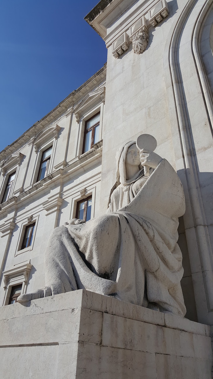 Estátua na Assembleia da República Lisboa Portugal © Viaje Comigo