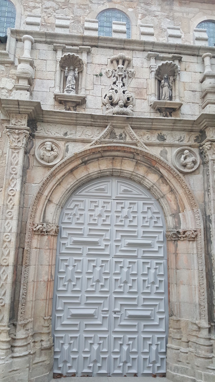 Porta Igreja Santa Clara, no Porto © Viaje Comigo