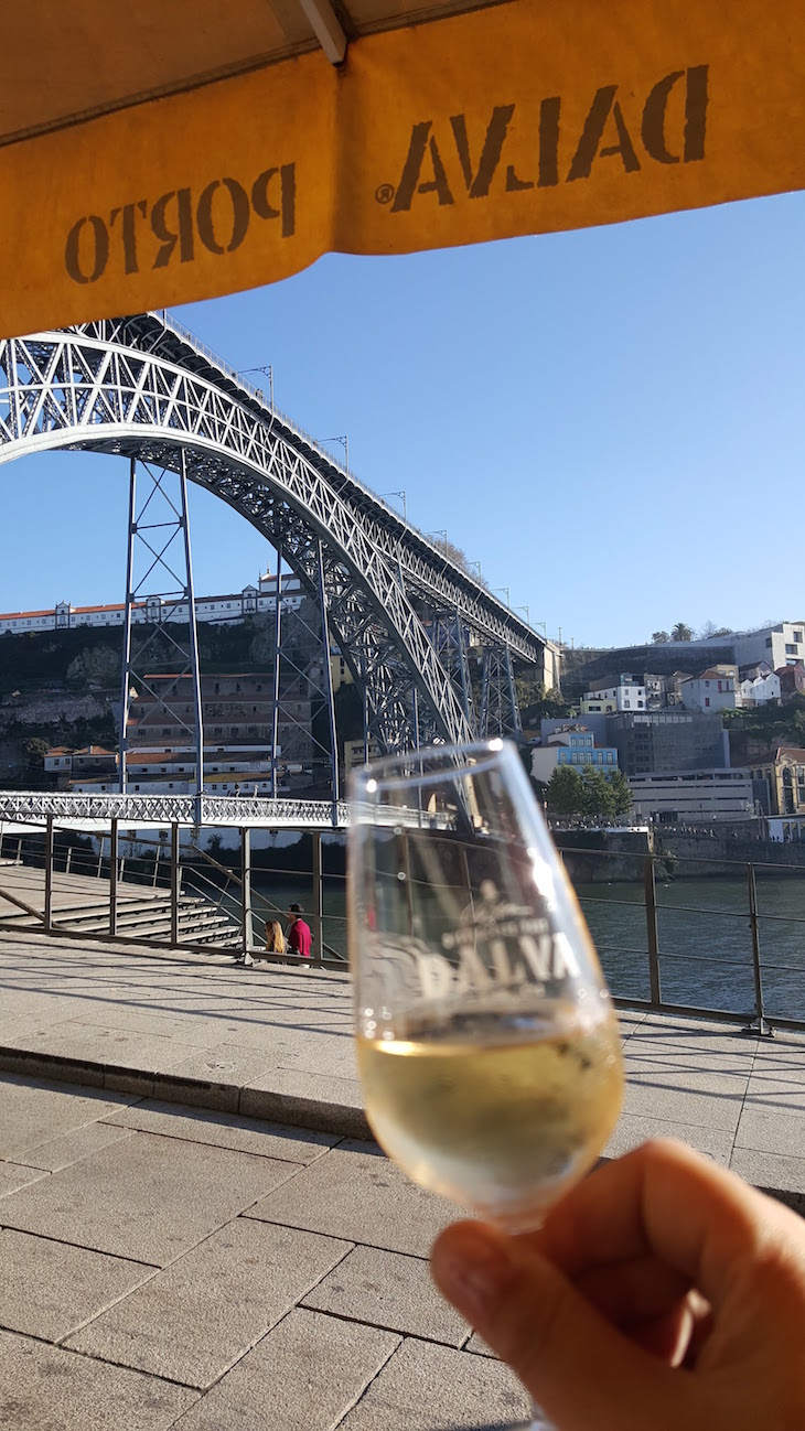 Um brinde ao Porto no Restaurante Fish Fixe © Viaje Comigo