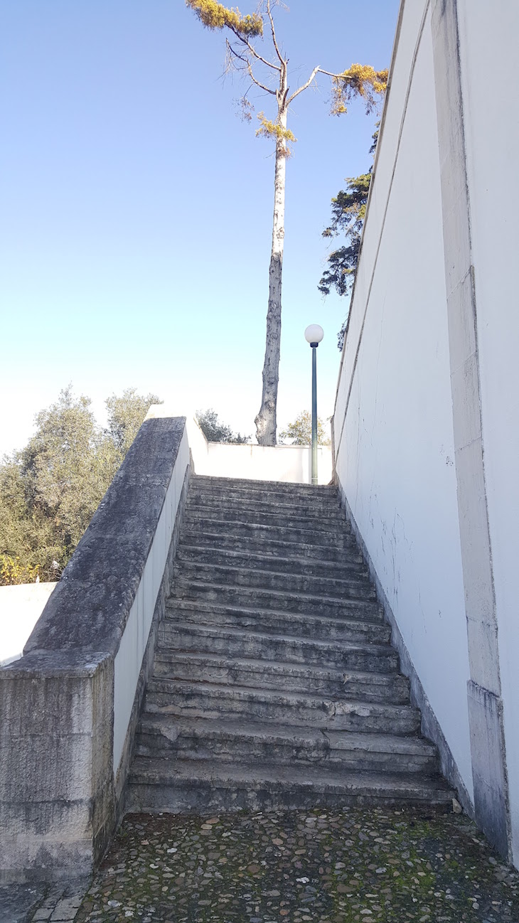 A escadaria torta no Santuário de Nossa Senhora da Encarnação, Leiria © Viaje Comigo