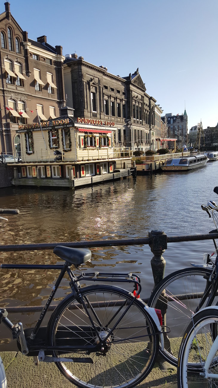 Vista ao lado da estátua da Rainha Guilhermina - Canais de Amesterdão © Viaje Comigo