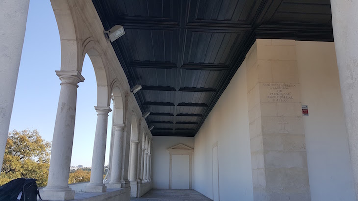 Arcos da capela e primeira pedra assinalada na parede - Santuário de Nossa Senhora da Encarnação, Leiria © Viaje Comigo