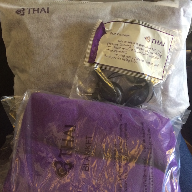 Auscultadores e cobertor da Thai © Viaje Comigo