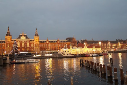 Centraal Station à noite Amesterdão © Viaje Comigo