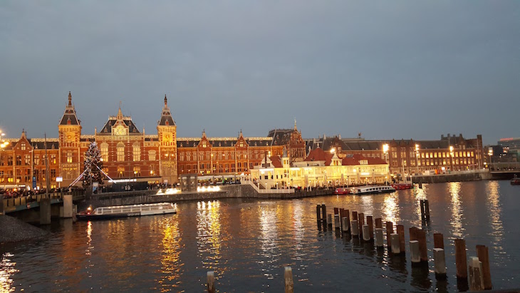 Centraal Station à noite Amesterdão © Viaje Comigo