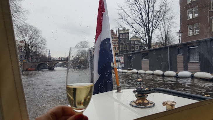 Champanhe no Canal Tour Eating Amsterdam em Amesterdão © Viaje Comigo