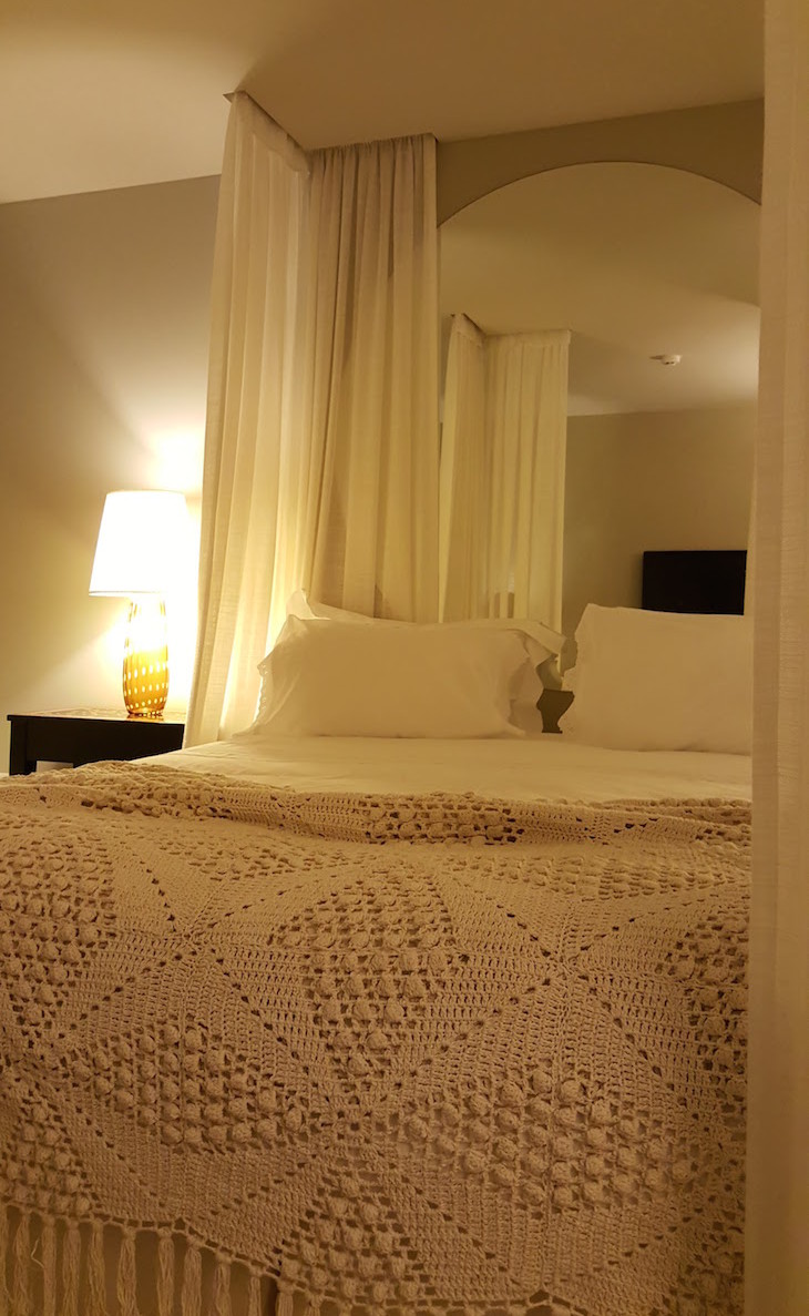 Colcha de renda na cama do Carmo's Boutique Hotel © Viaje Comigo