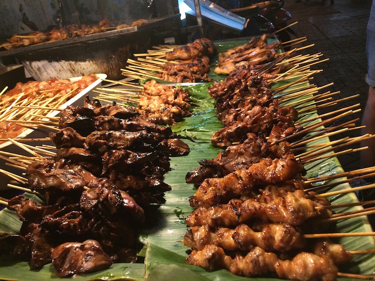 Comida em espetos - Kao San Road, Banguecoque - Tailândia © Viaje Comigo