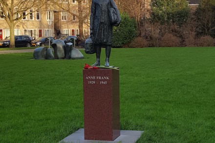 Estátua de Anne Frank, Amesterdão © Viaje Comigo