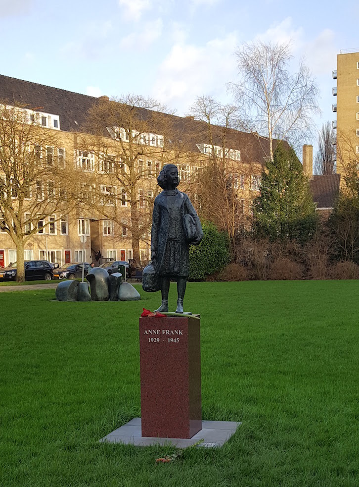 Estátua de Anne Frank, Amesterdão © Viaje Comigo