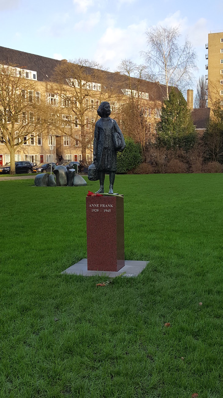 Estátua de Anne Frank, Amesterdão © Viaje Comigo