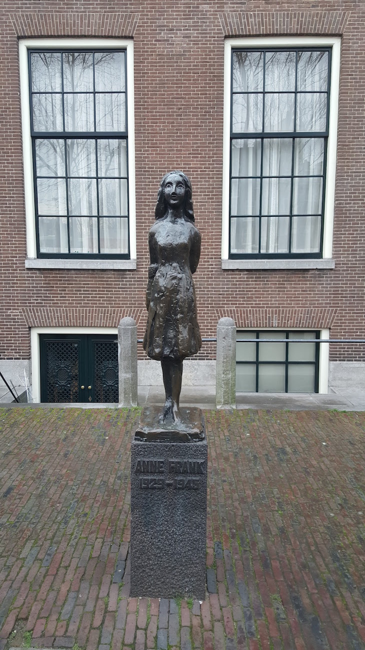 Estátua de Anne Frank em Amesterdão © Viaje Comigo