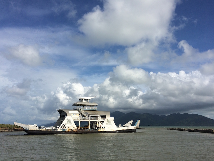 Ferry e Ko Chang ao fundo © Viaje Comigo