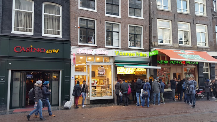 Filas para comprar as batatas fritas, Amesterdão © Viaje Comigo