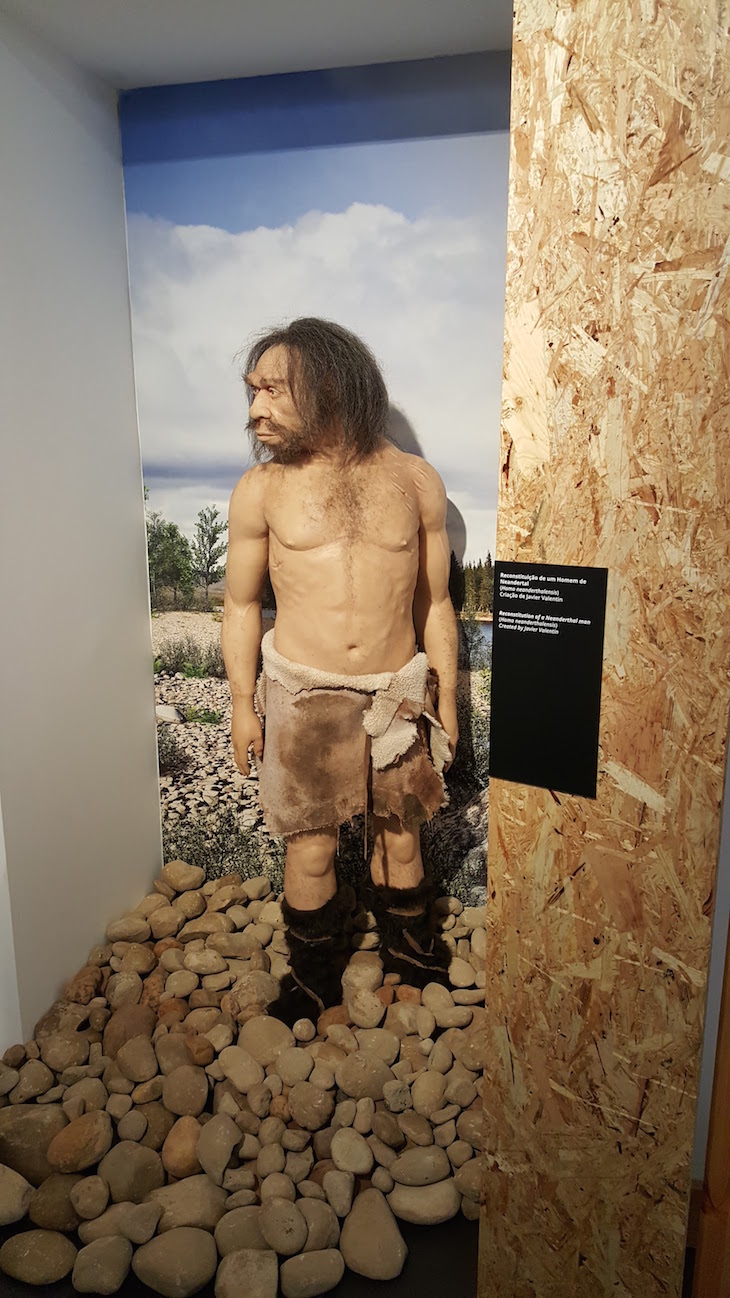 Homem de Neandertal no Museu de Leiria © Viaje Comigo