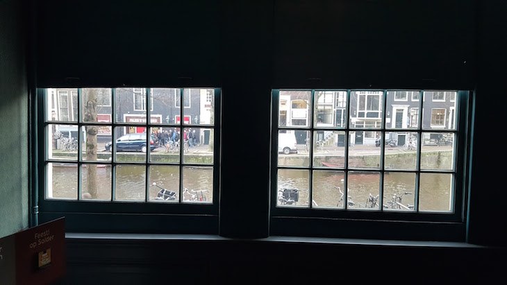 Janelas na casa da Igreja do Nosso Senhor do Sótão - Ons’ Lieve Heer op Solder em Amesterdão © Viaje Comigo