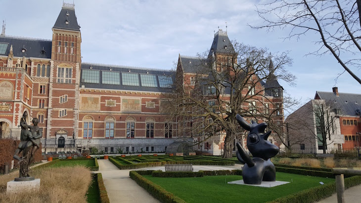 Jardins do Rijksmuseum em Amesterdão © Viaje Comigo