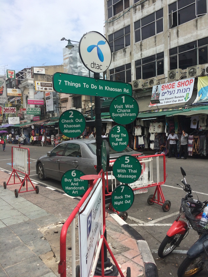 Placa do que fazer em Khaosan Road © Viaje Comigo