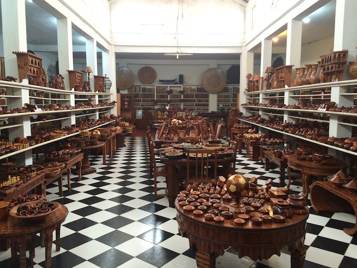 Loja com peças em tuia em Essaouira, Marrocos © Viaje Comigo