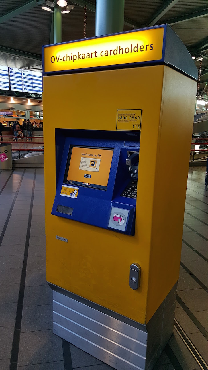 Máquinas de venda de bilhetes do aeroporto de Schiphol em Amesterdão © Viaje Comigo