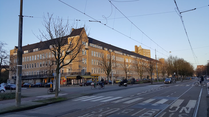 Na esquina daquele prédio está a Livraria (Boekhandel) Jimmink - Amesterdão © Viaje Comigo