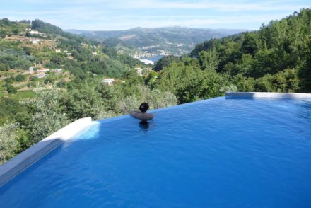 Na piscina da Casa do Sobreiro, Quinta da Bouca © Viaje Comigo