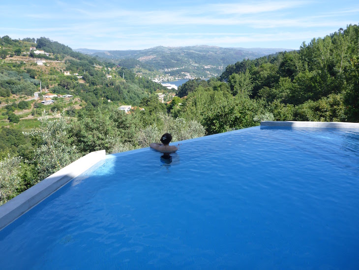 Na piscina da Casa do Sobreiro, Quinta da Bouca © Viaje Comigo