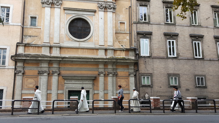 Na rua, a caminho do Vaticano Roma © Viaje Comigo