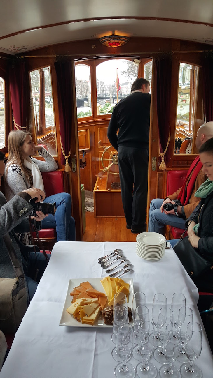 No barco "The Tourist" Canal Tour Eating Amsterdam em Amesterdão © Viaje Comigo