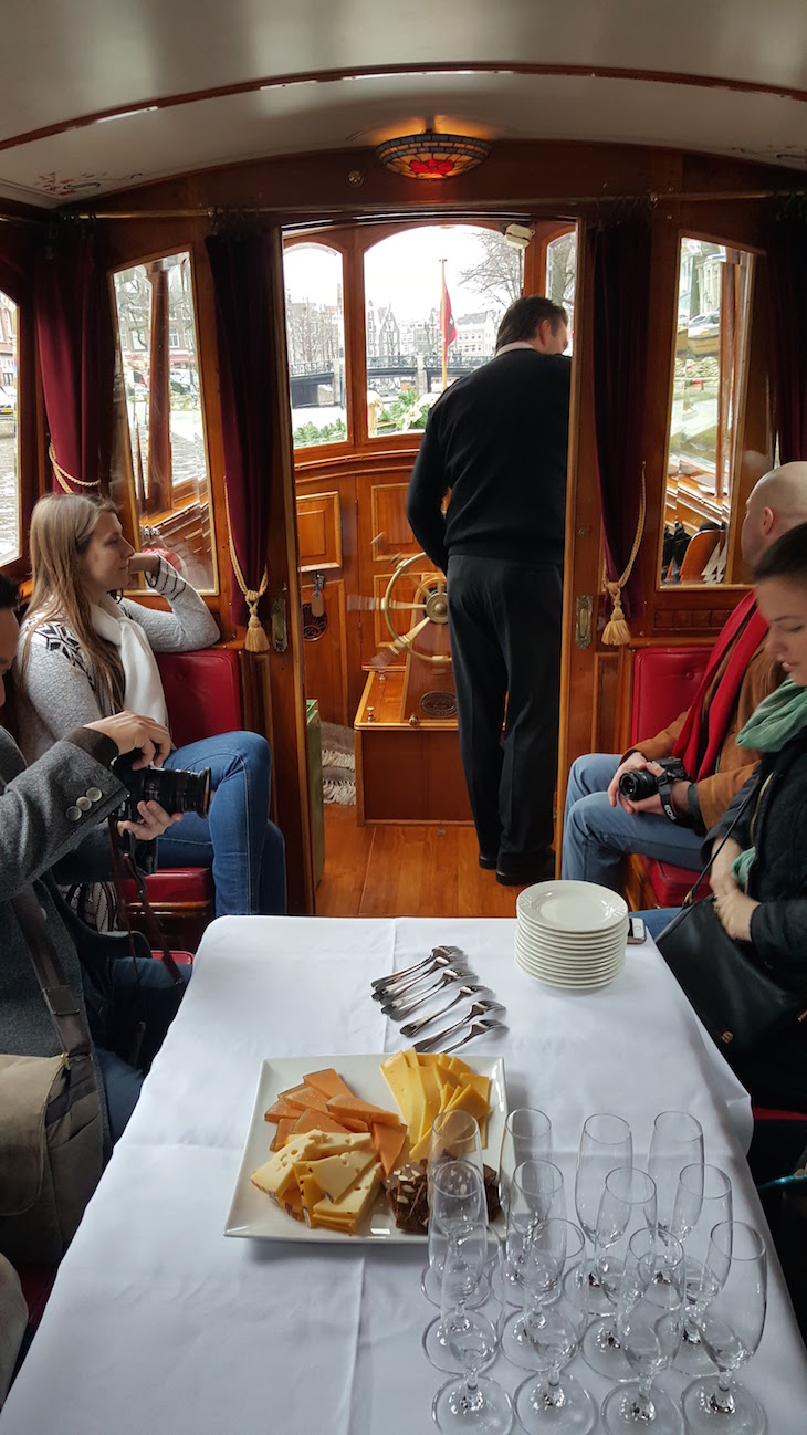 No barco Tourist do Canal Tour Eating Amsterdam em Amesterdão © Viaje Comigo