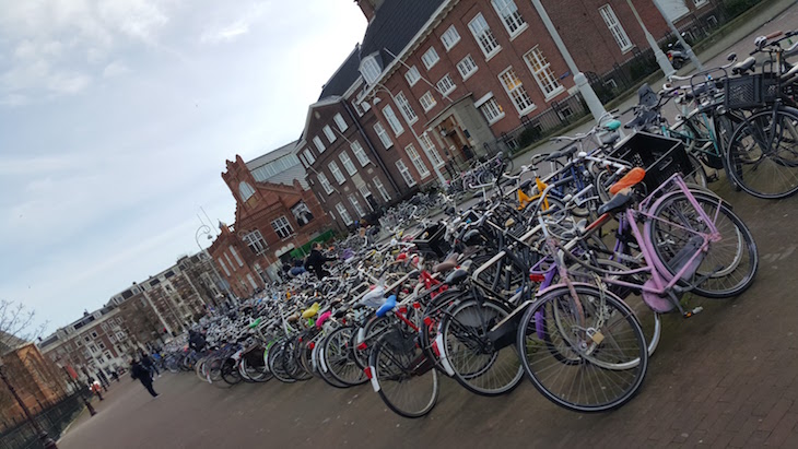 Parque de bicicletas em Amesterdão © Viaje Comigo