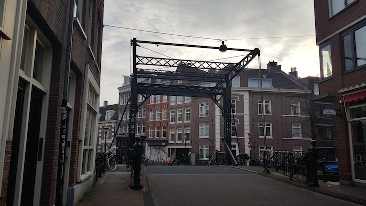 Ponte no Bairro Jordaan em Amesterdão © Viaje Comigo