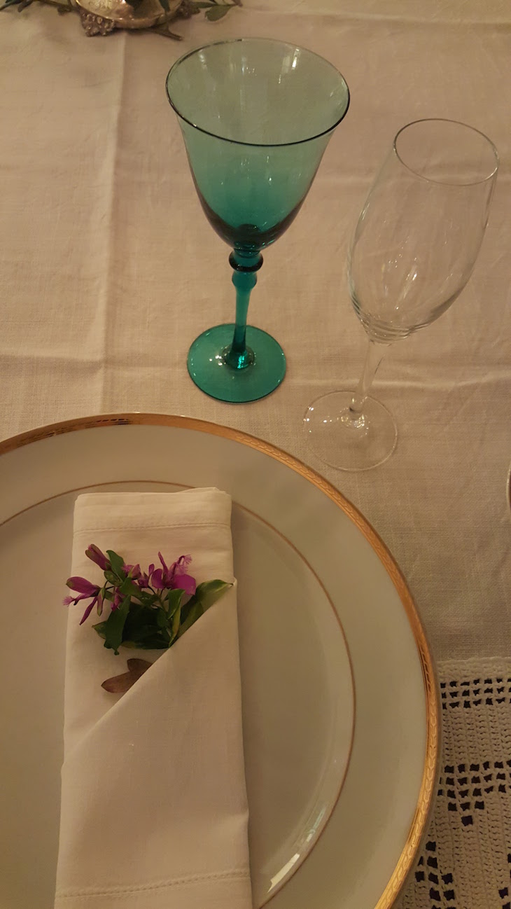 Pormenor da mesa ao jantar no Carmo's Boutique Hotel © Viaje Comigo