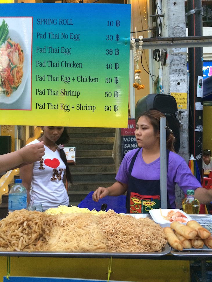 Preços de comida e Pad Thai na Kao San Road Banguecoque - Tailândia © Viaje Comigo