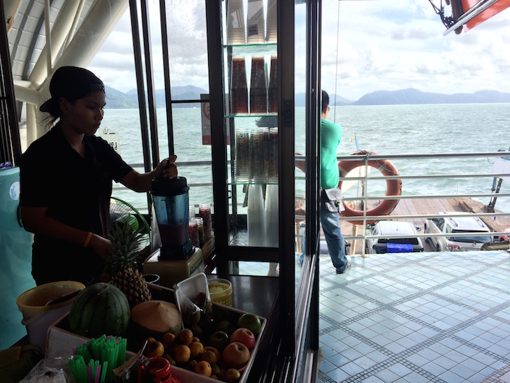 Sumos a bordo do ferry para Ko Chang © Viaje Comigo