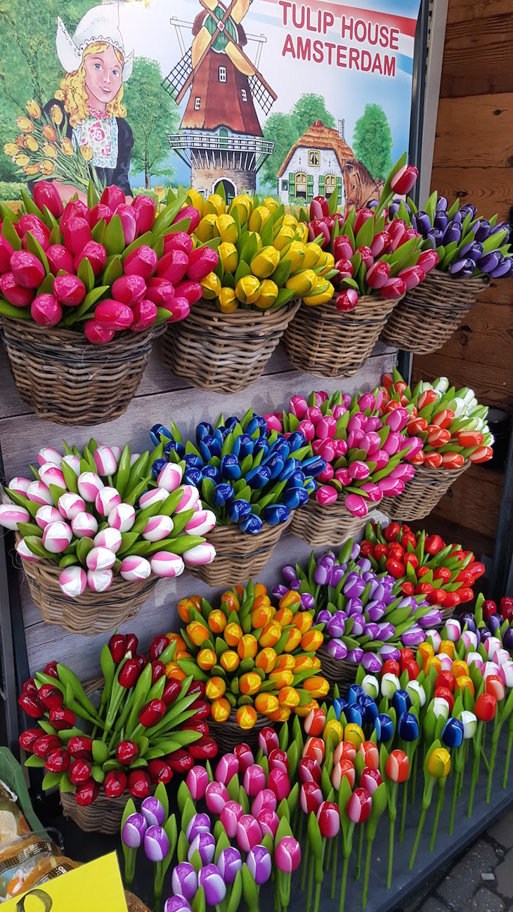 Tulipas de madeira no Bloemenmarkt - Mercado de Flores em Amesterdão © Viaje Comigo