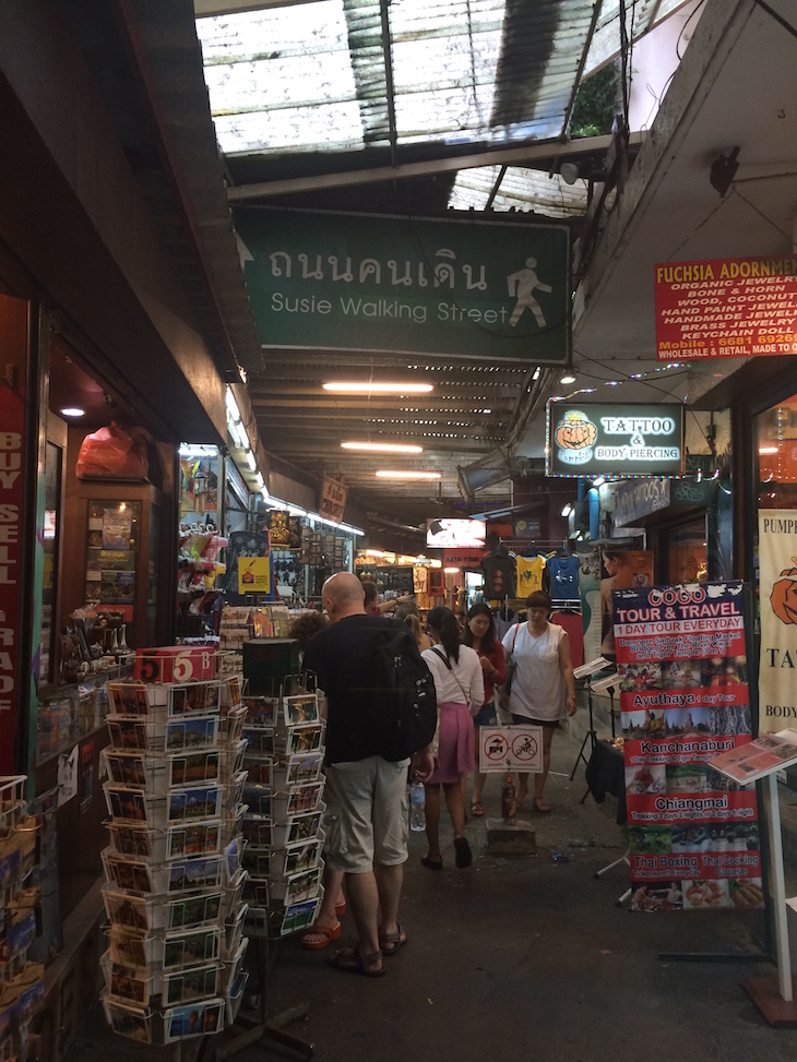 Uma rua que vai dar a Kao San Road Banguecoque - Tailândia © Viaje Comigo