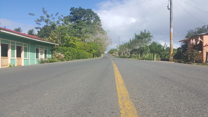 Estrada na República Dominicana © Viaje Comigo