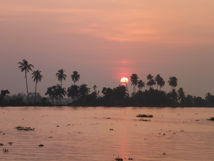 Pôr do sol nas Backwaters © Viaje Comigo