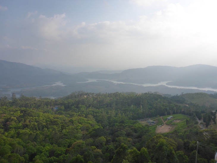 Vista do monte acima do Campismo da Kalypso Adventures em baixo, Suryanelli, Munnar, Kerala © Viaje Comigo