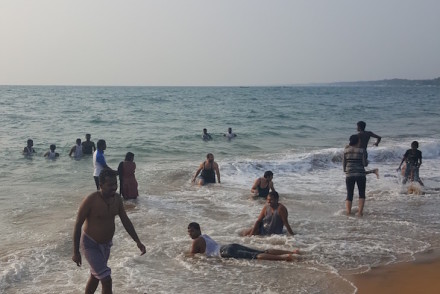 Diversão na Praia de Kovalam em Kerala, India © Viaje Comigo